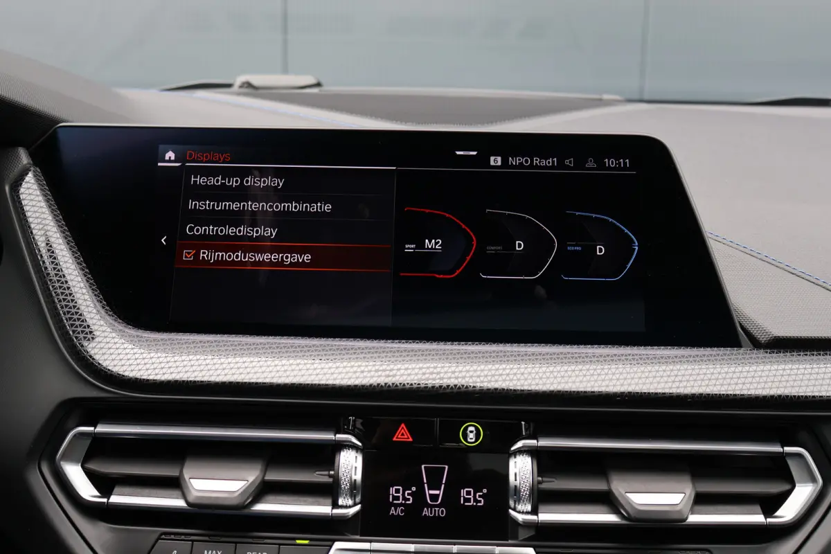 M235i xDrive High Executive 306pk | Pano | ACC | Harman Kardon | Head-up Display | Keyless | 19 Inch | Stoelverwarming | Elektr. verst. stoelen | M-Sport Plus