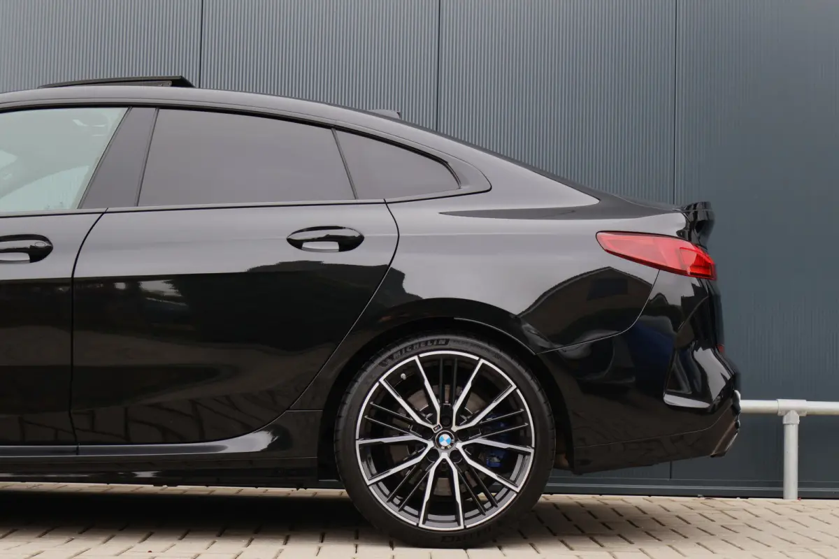 M235i xDrive High Executive 306pk | Pano | ACC | Harman Kardon | Head-up Display | Keyless | 19 Inch | Stoelverwarming | Elektr. verst. stoelen | M-Sport Plus