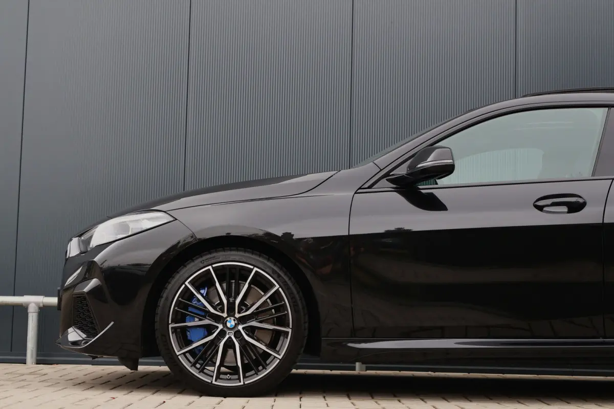 M235i xDrive High Executive 306pk | Pano | ACC | Harman Kardon | Head-up Display | Keyless | 19 Inch | Stoelverwarming | Elektr. verst. stoelen | M-Sport Plus