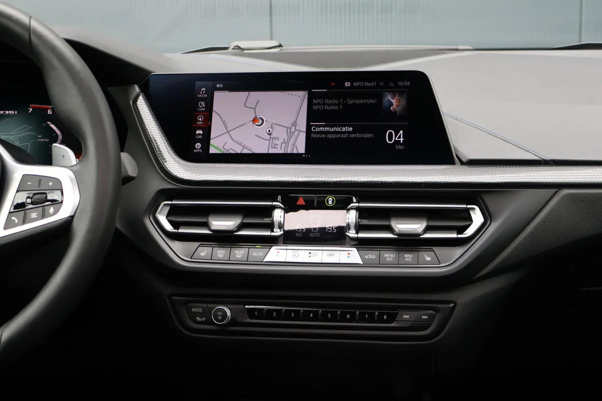 M235i xDrive High Executive 306pk | Pano | ACC | Harman Kardon | Head-up Display | Keyless | 19 Inch | Stoelverwarming | Elektr. verst. stoelen | M-Sport Plus