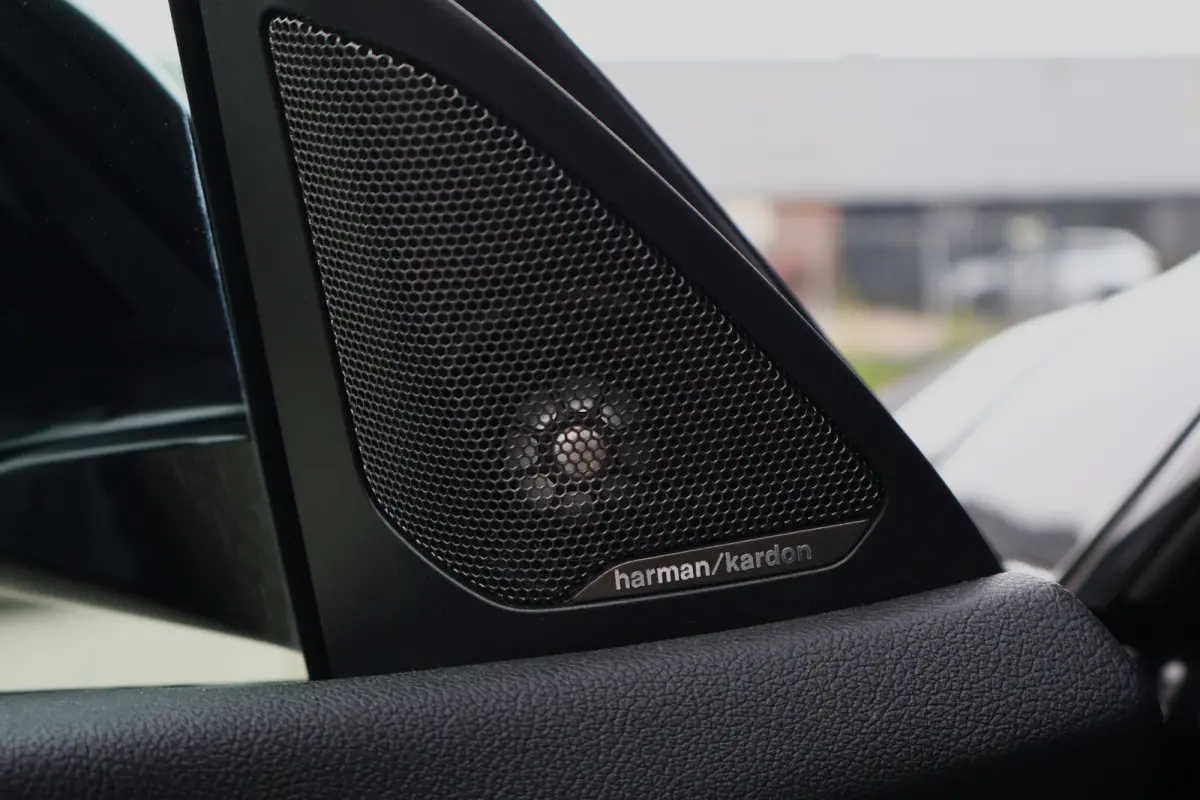M235i xDrive High Executive 306pk | Pano | ACC | Harman Kardon | Head-up Display | Keyless | 19 Inch | Stoelverwarming | Elektr. verst. stoelen | M-Sport Plus