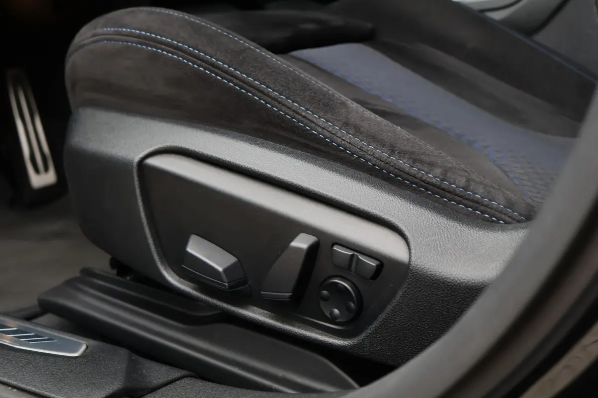 M235i xDrive High Executive 306pk | Pano | ACC | Harman Kardon | Head-up Display | Keyless | 19 Inch | Stoelverwarming | Elektr. verst. stoelen | M-Sport Plus