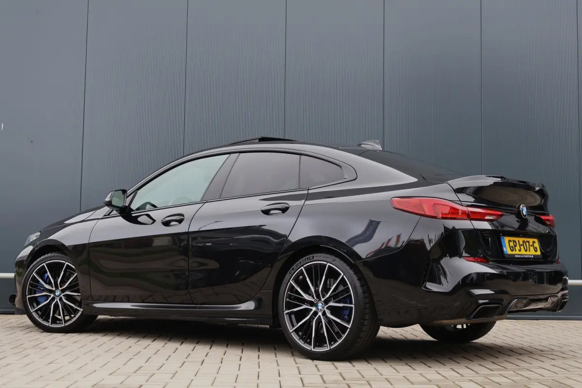 M235i xDrive High Executive 306pk | Pano | ACC | Harman Kardon | Head-up Display | Keyless | 19 Inch | Stoelverwarming | Elektr. verst. stoelen | M-Sport Plus