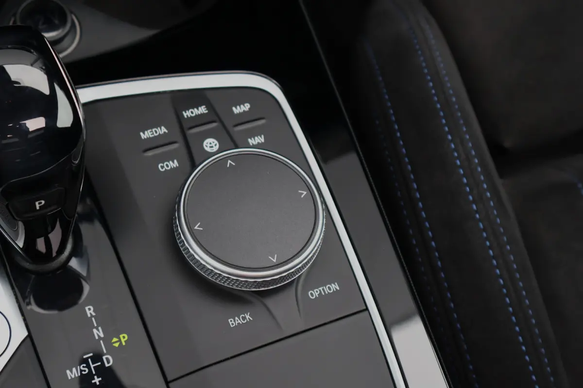 M235i xDrive High Executive 306pk | Pano | ACC | Harman Kardon | Head-up Display | Keyless | 19 Inch | Stoelverwarming | Elektr. verst. stoelen | M-Sport Plus