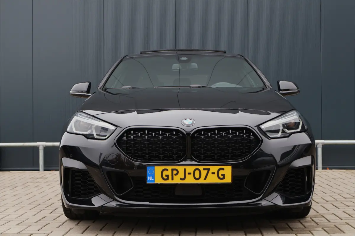 M235i xDrive High Executive 306pk | Pano | ACC | Harman Kardon | Head-up Display | Keyless | 19 Inch | Stoelverwarming | Elektr. verst. stoelen | M-Sport Plus