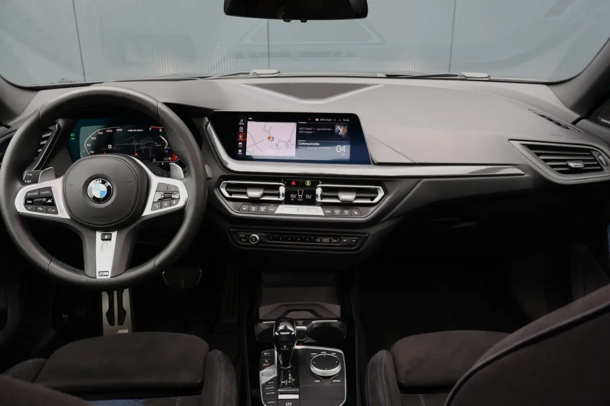 M235i xDrive High Executive 306pk | Pano | ACC | Harman Kardon | Head-up Display | Keyless | 19 Inch | Stoelverwarming | Elektr. verst. stoelen | M-Sport Plus