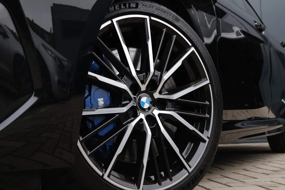 M235i xDrive High Executive 306pk | Pano | ACC | Harman Kardon | Head-up Display | Keyless | 19 Inch | Stoelverwarming | Elektr. verst. stoelen | M-Sport Plus