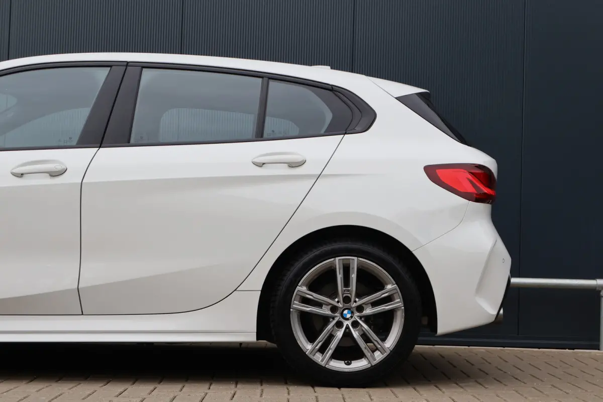 118i M-Sport Business Edition | Automaat | Live Cockpit | Sfeerverlichting