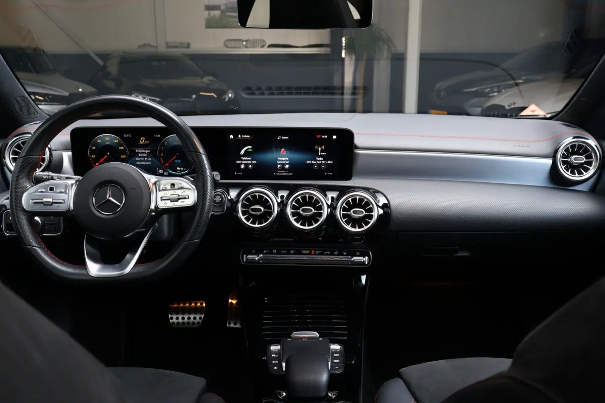 250 e Business Solution AMG Limited 218pk | Pano | Sfeer | Wide Screen | Stoelverwarming | Camera | LED | Elektr. verst. stoelen