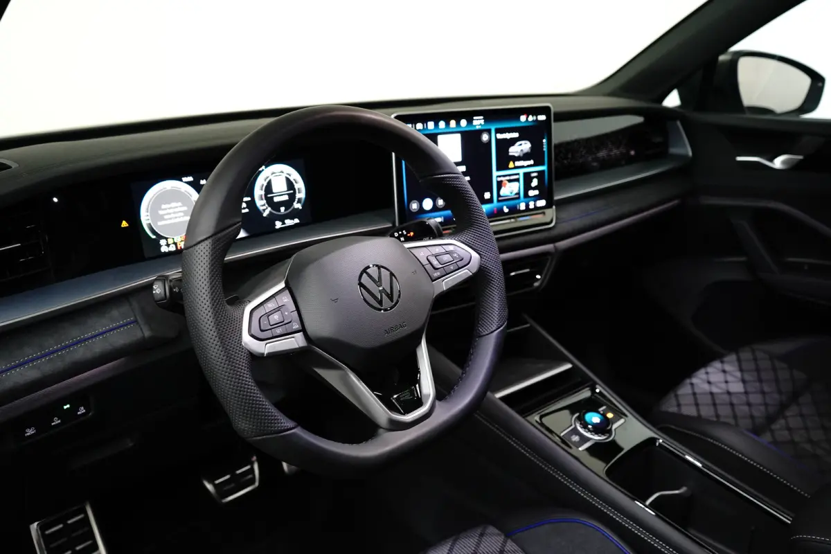 1.5 TSI eHybrid R-Line 272PK | Pano Dak | IQ Light l Camera |  Cruise cont adapt | App connect | Elektr achterklep | Stoelmassage  | Stoel/stuurverw | Keyless | 19"LMV