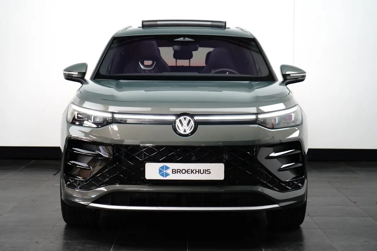 1.5 TSI eHybrid R-Line 272PK | Pano Dak | IQ Light l Camera |  Cruise cont adapt | App connect | Elektr achterklep | Stoelmassage  | Stoel/stuurverw | Keyless | 19"LMV