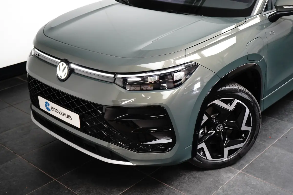 1.5 TSI eHybrid R-Line 272PK | Pano Dak | IQ Light l Camera |  Cruise cont adapt | App connect | Elektr achterklep | Stoelmassage  | Stoel/stuurverw | Keyless | 19"LMV