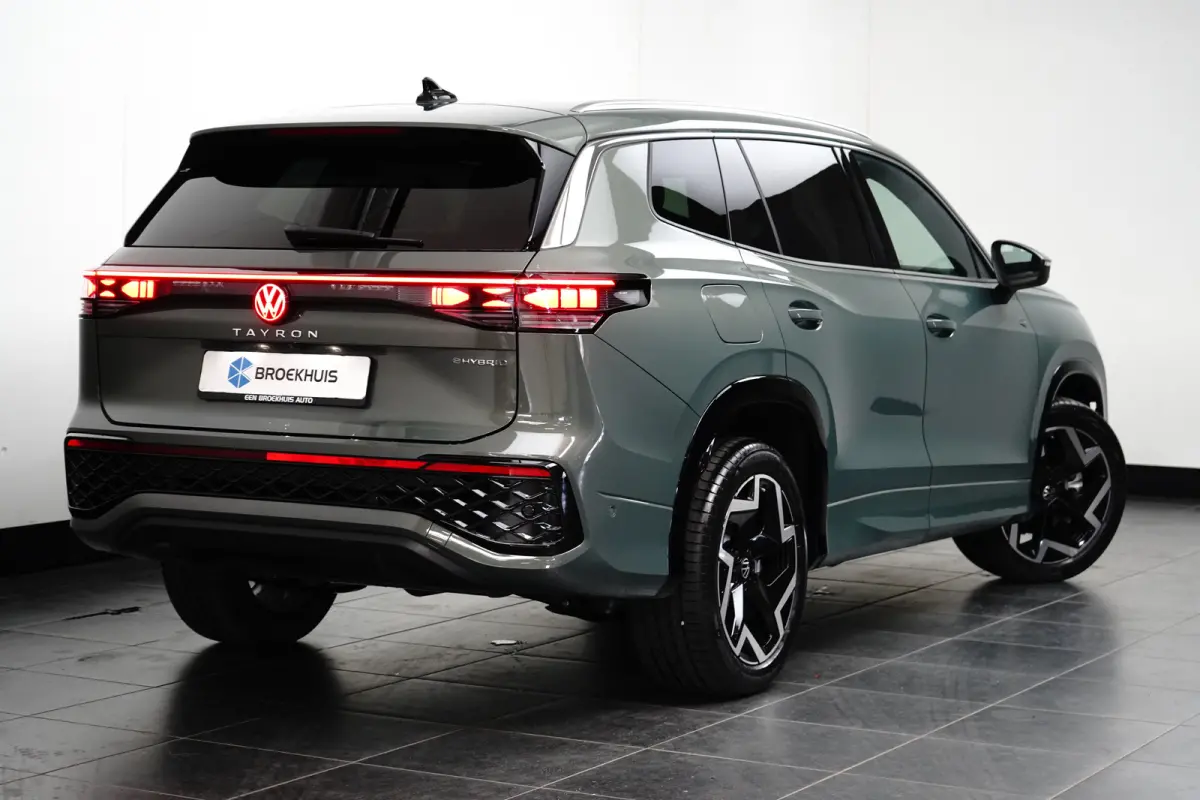 1.5 TSI eHybrid R-Line 272PK | Pano Dak | IQ Light l Camera |  Cruise cont adapt | App connect | Elektr achterklep | Stoelmassage  | Stoel/stuurverw | Keyless | 19"LMV