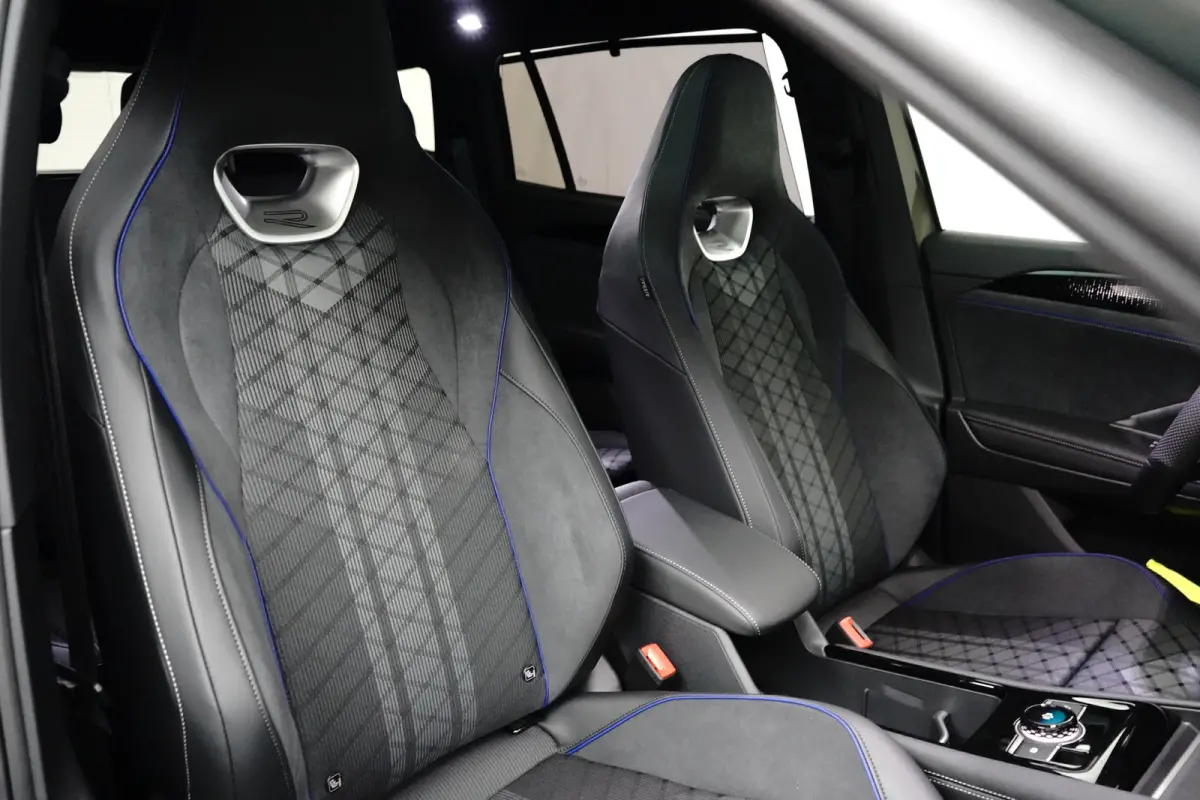1.5 TSI eHybrid R-Line 272PK | Pano Dak | IQ Light l Camera |  Cruise cont adapt | App connect | Elektr achterklep | Stoelmassage  | Stoel/stuurverw | Keyless | 19"LMV