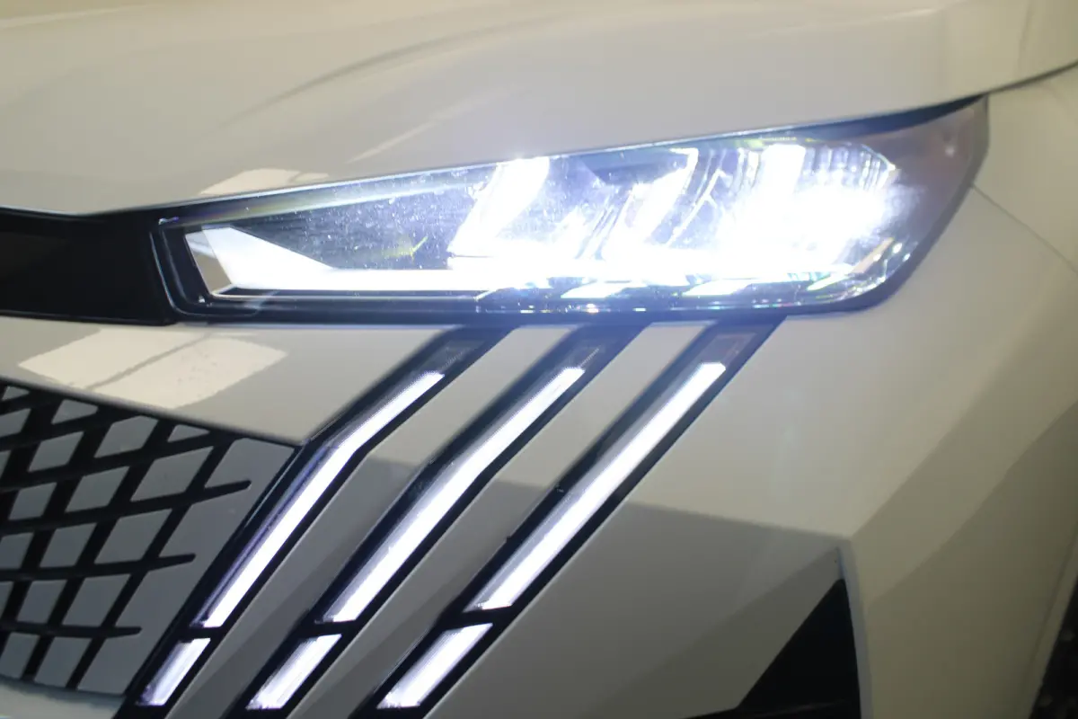 1.2 Hybrid 136 Allure