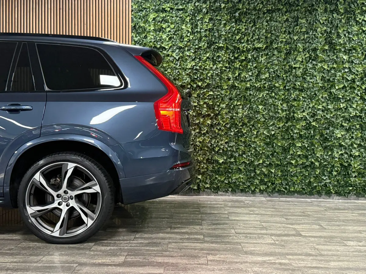 T8 AWD Recharge R-Design Long Range | Luchtvering | Trekhaak | 360 Camera | Head-Up Display | Harman Kardon | 455pk | Adaptieve Cruise Control | Stoel en Stuurwielverwarming | Schuifdak | 22