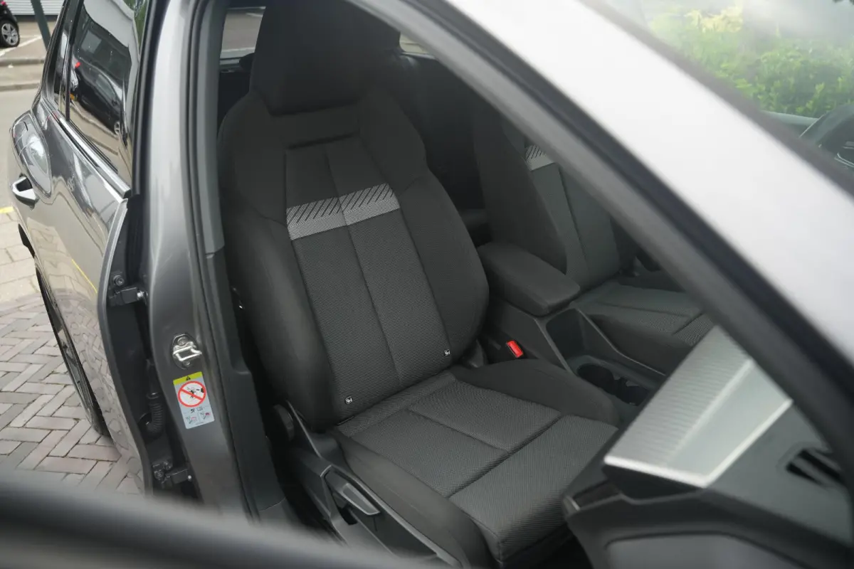 35 Launch edition Advanced 55 kWh Verkeersbord detectie Koplampreiniging Trekhaak uitklapbaar DAB Parkeersensoren voor en achter 20"L.M.