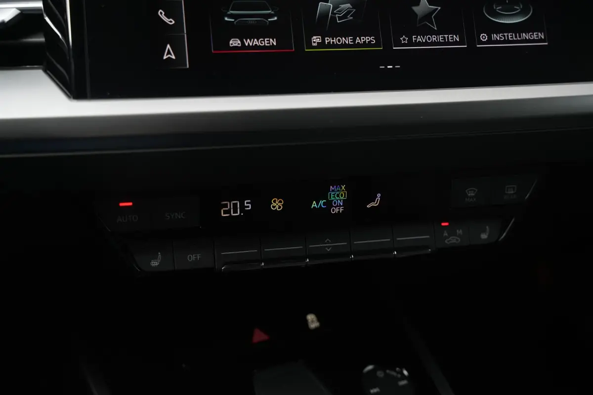 35 Launch edition Advanced 55 kWh Verkeersbord detectie Koplampreiniging Trekhaak uitklapbaar DAB Parkeersensoren voor en achter 20"L.M.