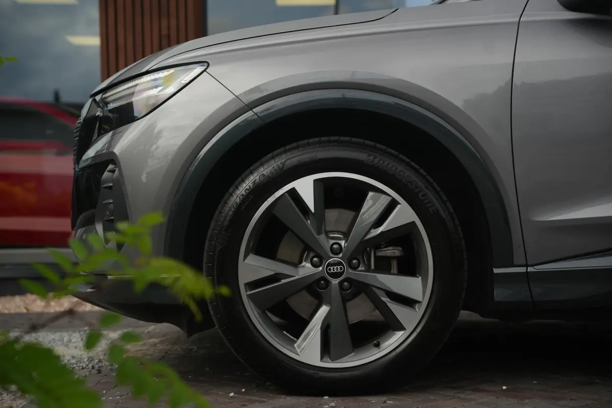 35 Launch edition Advanced 55 kWh Verkeersbord detectie Koplampreiniging Trekhaak uitklapbaar DAB Parkeersensoren voor en achter 20"L.M.