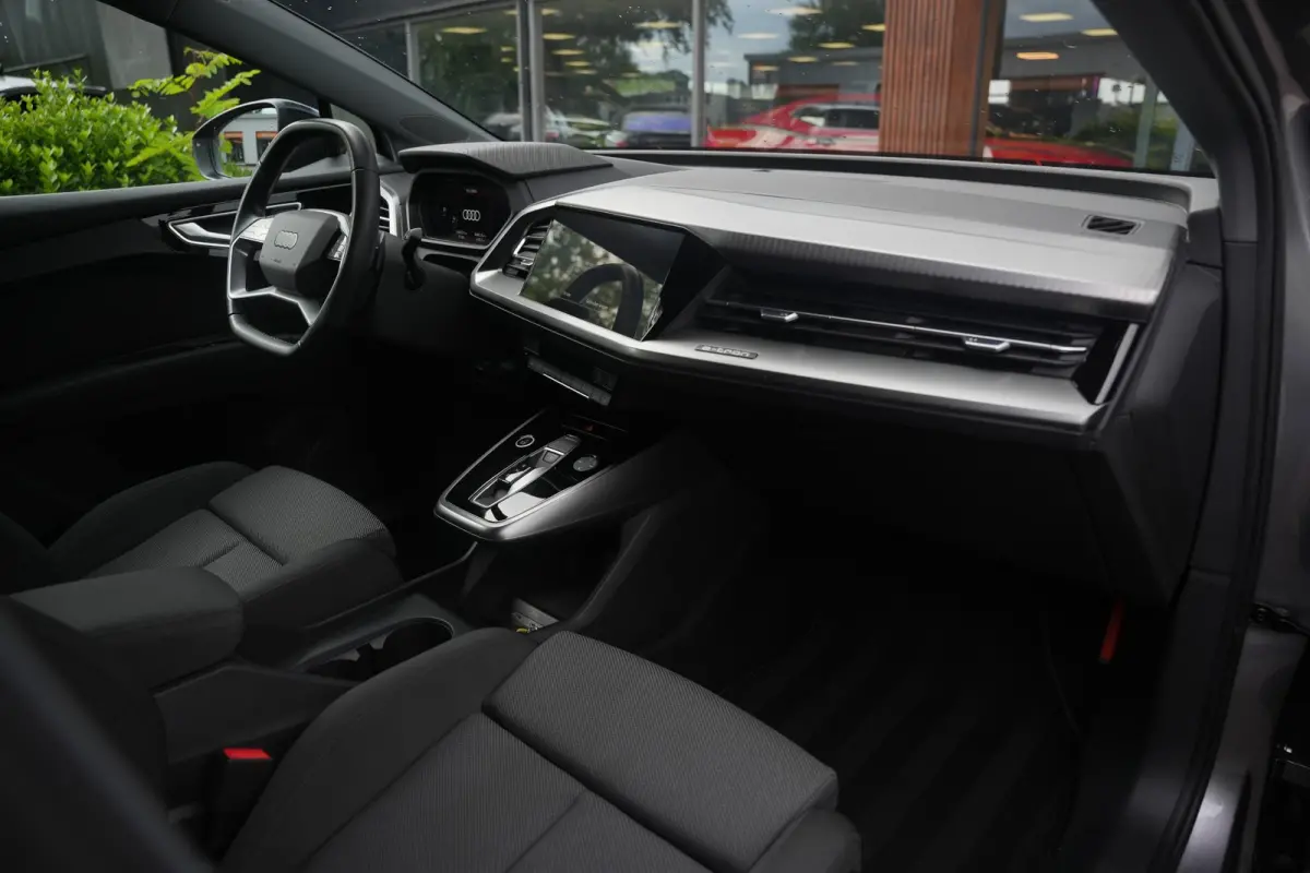 35 Launch edition Advanced 55 kWh Verkeersbord detectie Koplampreiniging Trekhaak uitklapbaar DAB Parkeersensoren voor en achter 20"L.M.