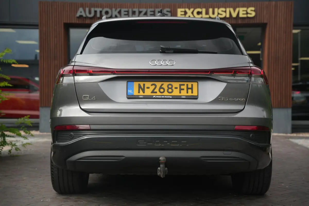 35 Launch edition Advanced 55 kWh Verkeersbord detectie Koplampreiniging Trekhaak uitklapbaar DAB Parkeersensoren voor en achter 20"L.M.