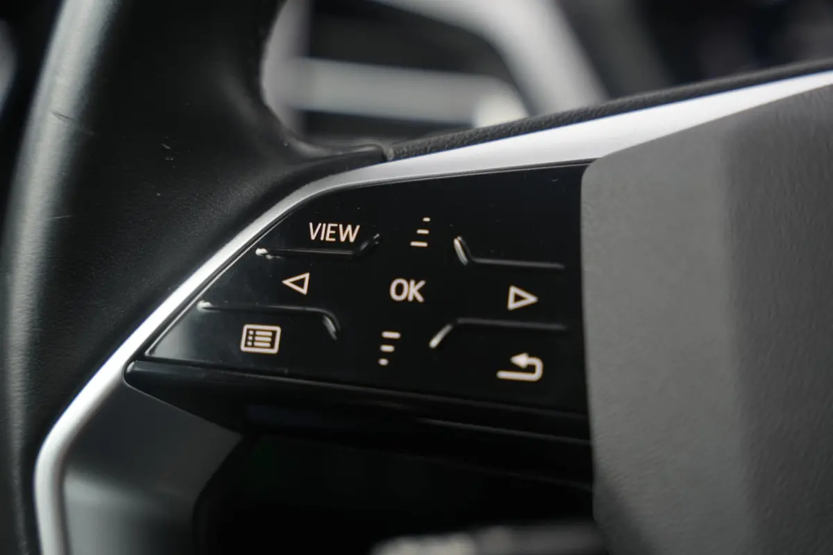35 Launch edition Advanced 55 kWh Verkeersbord detectie Koplampreiniging Trekhaak uitklapbaar DAB Parkeersensoren voor en achter 20"L.M.