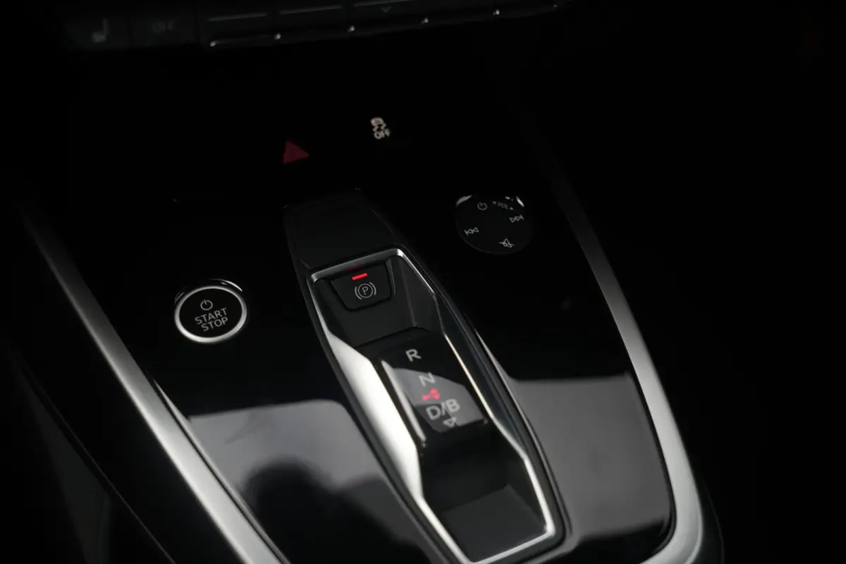 35 Launch edition Advanced 55 kWh Verkeersbord detectie Koplampreiniging Trekhaak uitklapbaar DAB Parkeersensoren voor en achter 20"L.M.