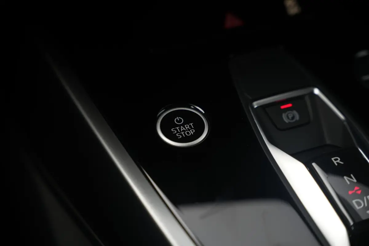 35 Launch edition Advanced 55 kWh Verkeersbord detectie Koplampreiniging Trekhaak uitklapbaar DAB Parkeersensoren voor en achter 20"L.M.