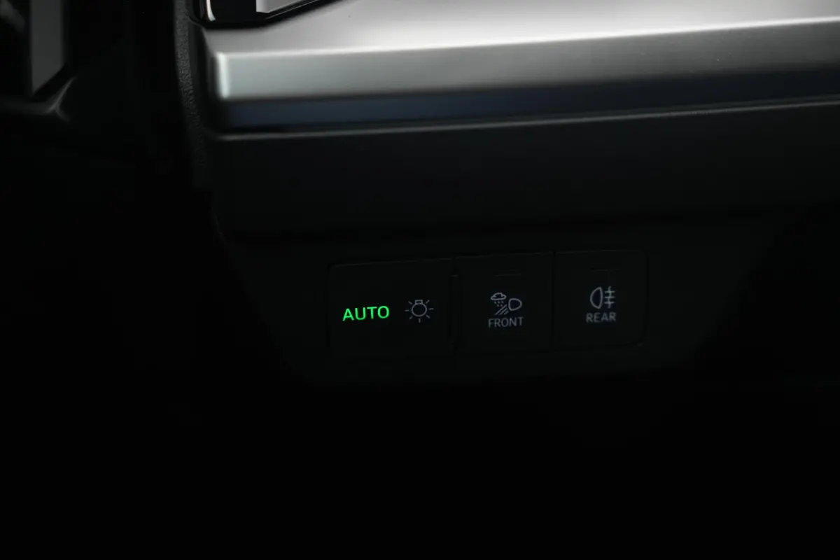 35 Launch edition Advanced 55 kWh Verkeersbord detectie Koplampreiniging Trekhaak uitklapbaar DAB Parkeersensoren voor en achter 20"L.M.