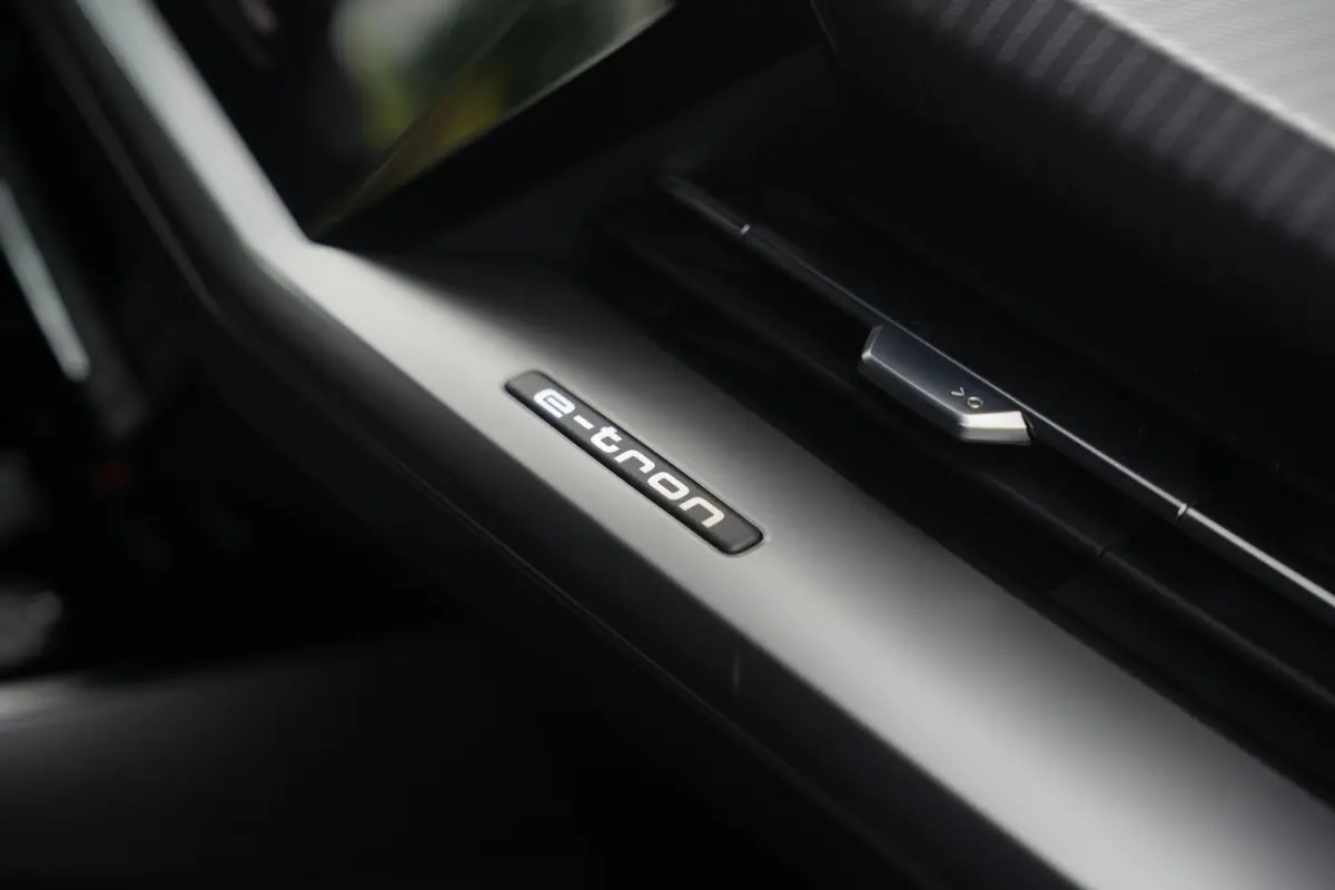 35 Launch edition Advanced 55 kWh Verkeersbord detectie Koplampreiniging Trekhaak uitklapbaar DAB Parkeersensoren voor en achter 20"L.M.