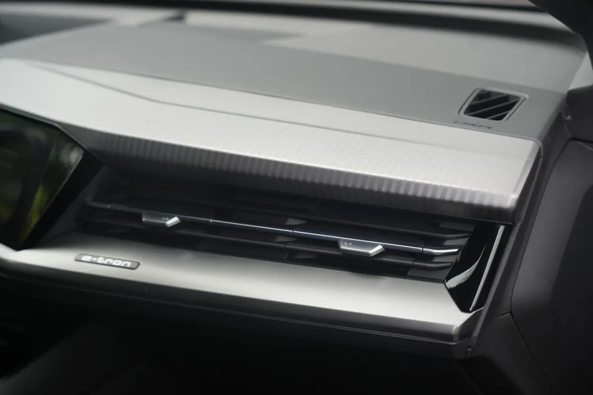 35 Launch edition Advanced 55 kWh Verkeersbord detectie Koplampreiniging Trekhaak uitklapbaar DAB Parkeersensoren voor en achter 20"L.M.