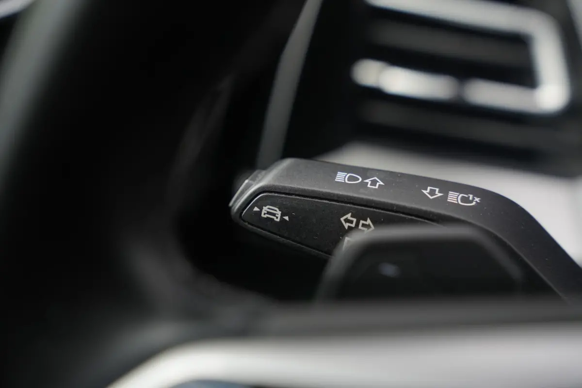 35 Launch edition Advanced 55 kWh Verkeersbord detectie Koplampreiniging Trekhaak uitklapbaar DAB Parkeersensoren voor en achter 20"L.M.