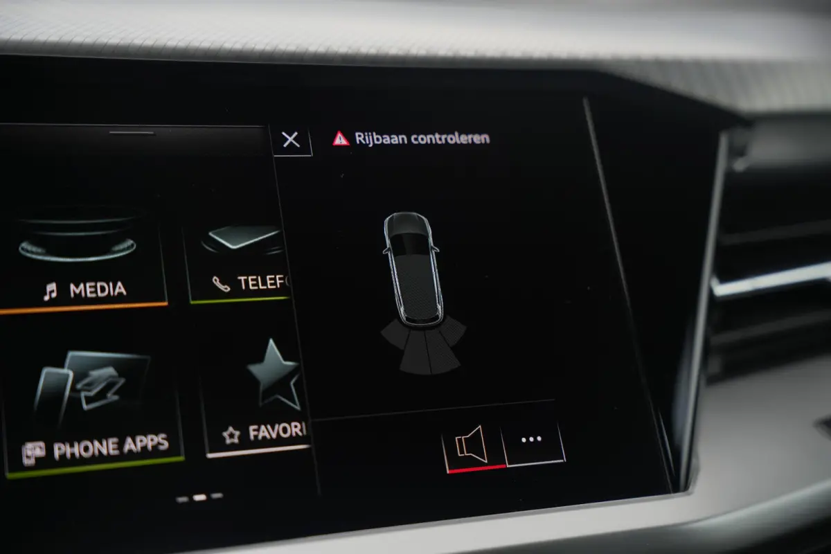 35 Launch edition Advanced 55 kWh Verkeersbord detectie Koplampreiniging Trekhaak uitklapbaar DAB Parkeersensoren voor en achter 20"L.M.