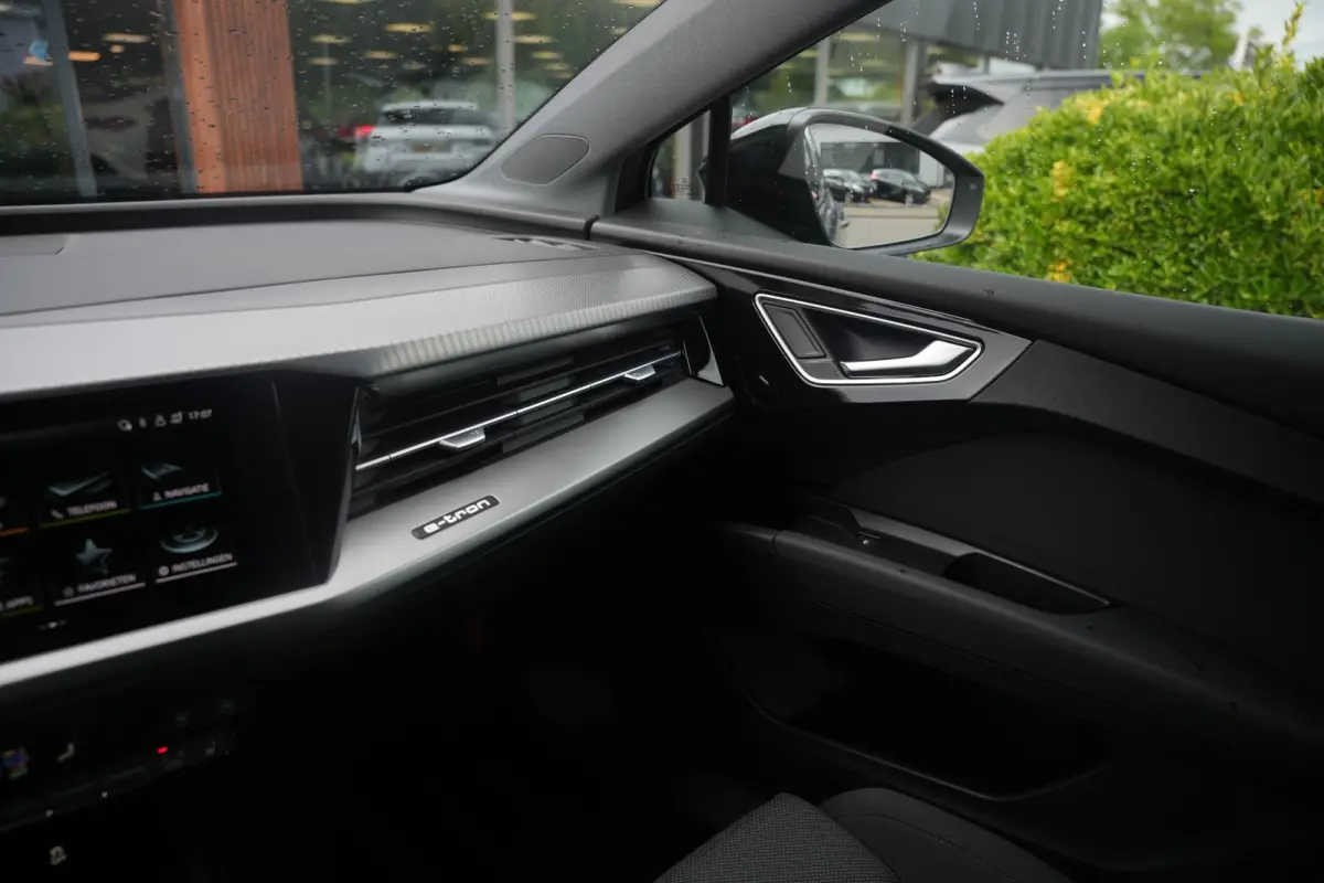 35 Launch edition Advanced 55 kWh Verkeersbord detectie Koplampreiniging Trekhaak uitklapbaar DAB Parkeersensoren voor en achter 20"L.M.