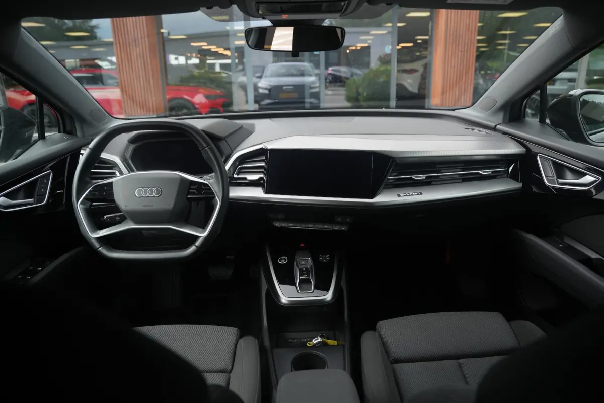 35 Launch edition Advanced 55 kWh Verkeersbord detectie Koplampreiniging Trekhaak uitklapbaar DAB Parkeersensoren voor en achter 20"L.M.