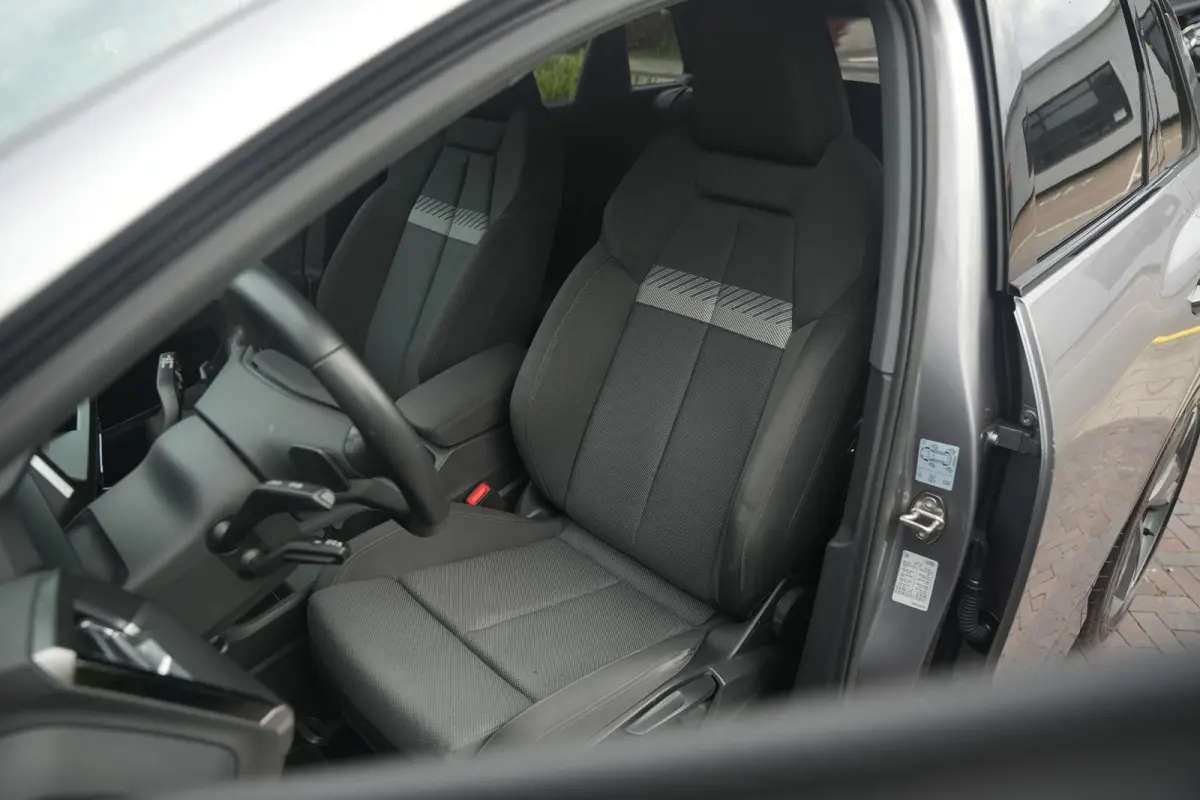 35 Launch edition Advanced 55 kWh Verkeersbord detectie Koplampreiniging Trekhaak uitklapbaar DAB Parkeersensoren voor en achter 20"L.M.