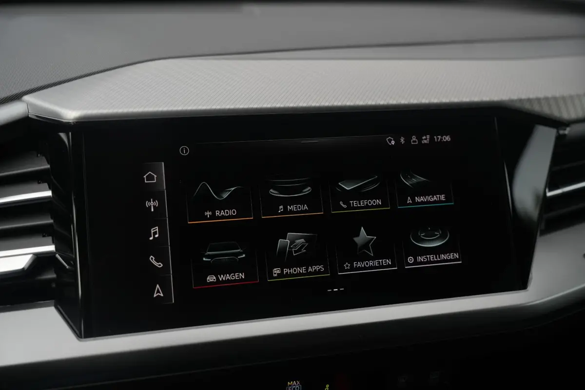 35 Launch edition Advanced 55 kWh Verkeersbord detectie Koplampreiniging Trekhaak uitklapbaar DAB Parkeersensoren voor en achter 20"L.M.