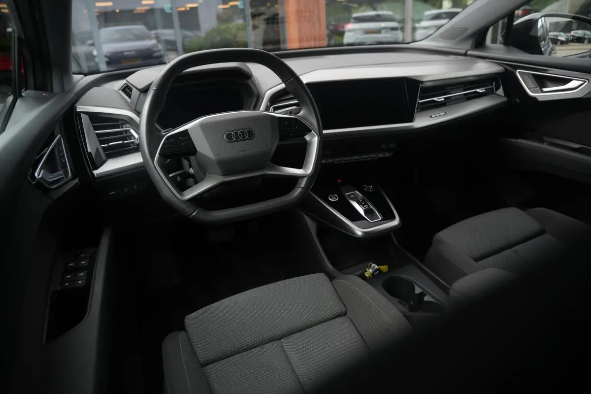 35 Launch edition Advanced 55 kWh Verkeersbord detectie Koplampreiniging Trekhaak uitklapbaar DAB Parkeersensoren voor en achter 20"L.M.