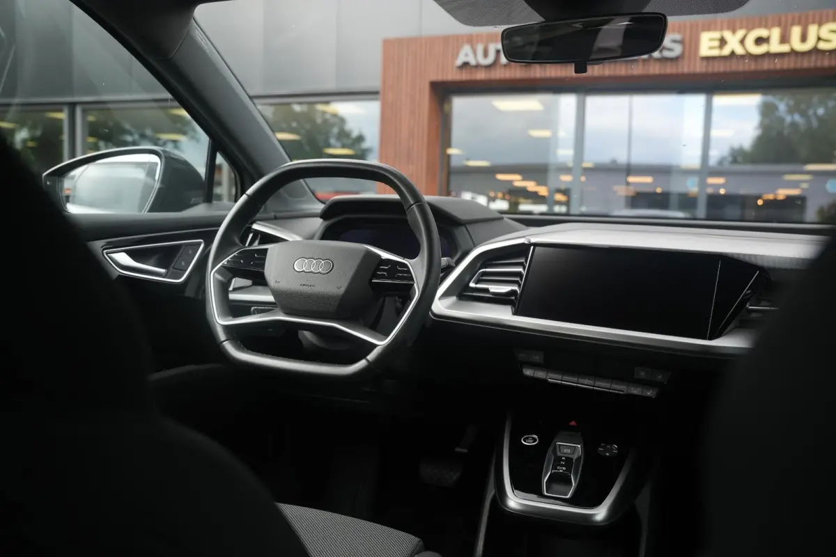 35 Launch edition Advanced 55 kWh Verkeersbord detectie Koplampreiniging Trekhaak uitklapbaar DAB Parkeersensoren voor en achter 20"L.M.