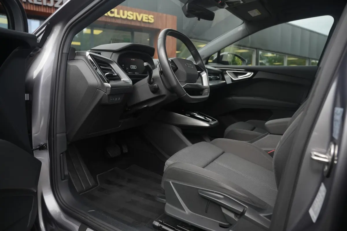 35 Launch edition Advanced 55 kWh Verkeersbord detectie Koplampreiniging Trekhaak uitklapbaar DAB Parkeersensoren voor en achter 20"L.M.