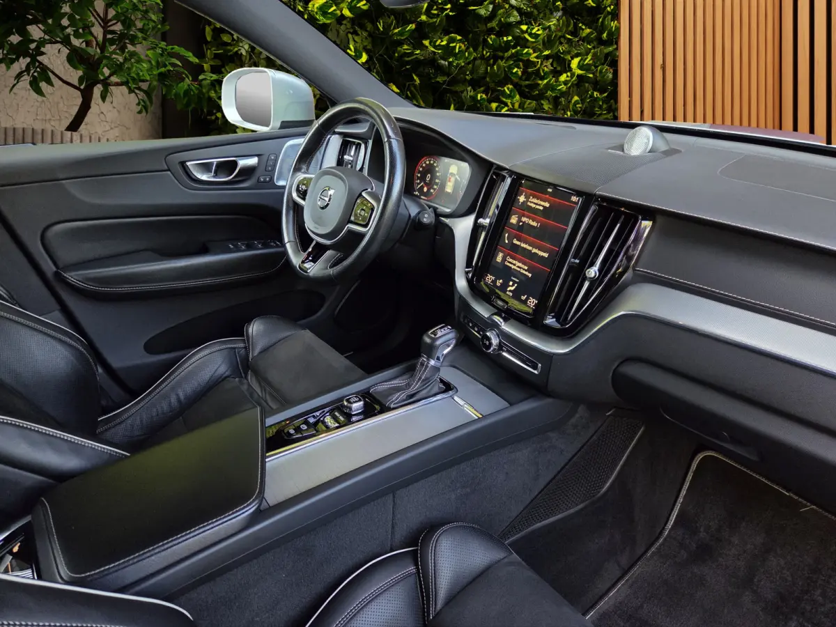 2.0 T5 AWD R-Design | Bowers&Wilkins | Trekhaak | 360 Camera | Pano | Head-up