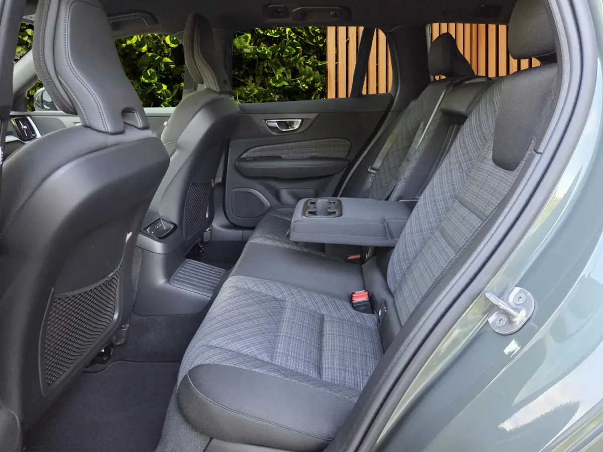 2.0 T6 Plug-in hybrid AWD Essential | R-Design | 19" Velgen | Trekhaak | Camera | Stuur/stoelverwarming | CarPlay