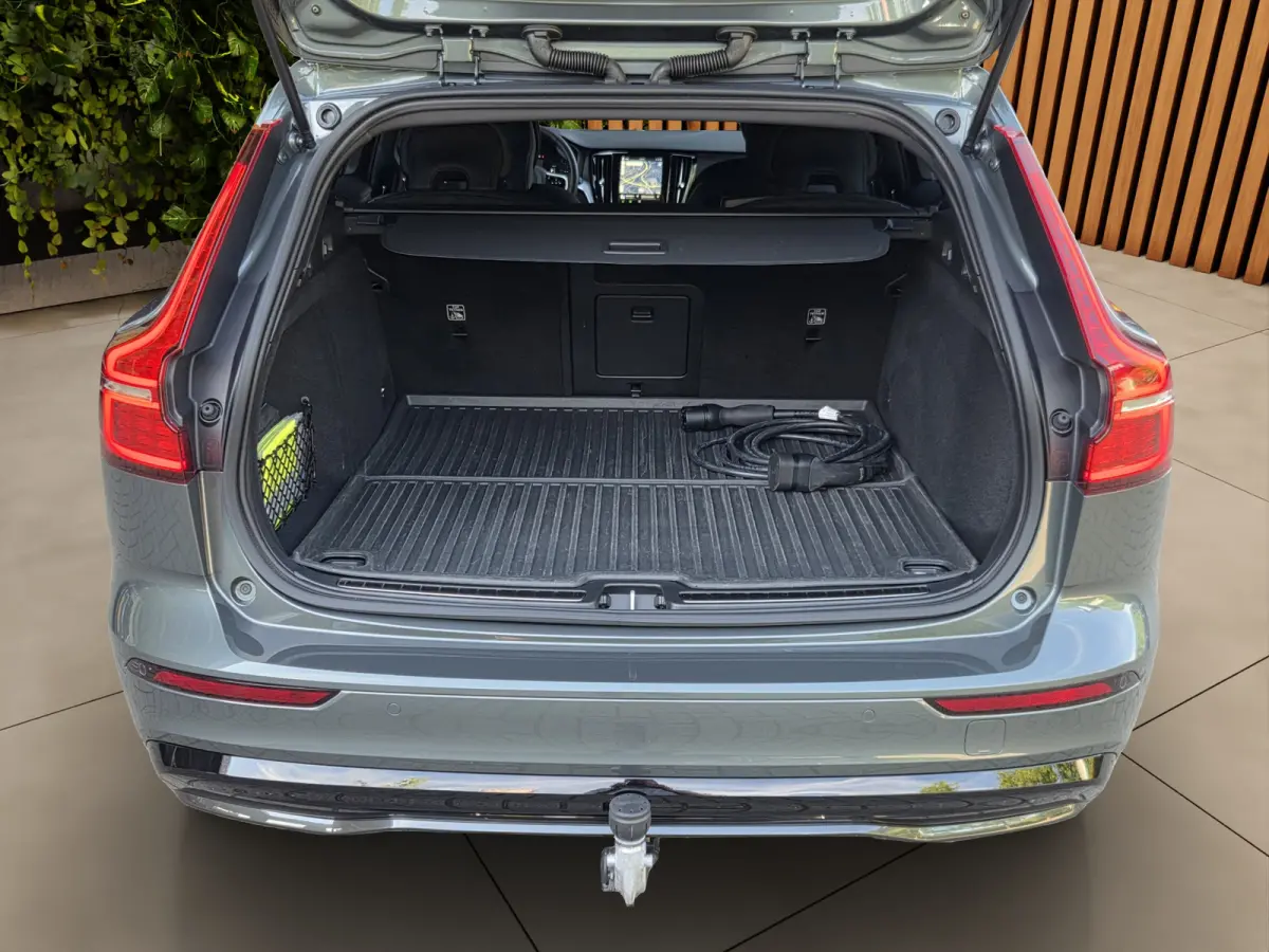 2.0 T6 Plug-in hybrid AWD Essential | R-Design | 19" Velgen | Trekhaak | Camera | Stuur/stoelverwarming | CarPlay