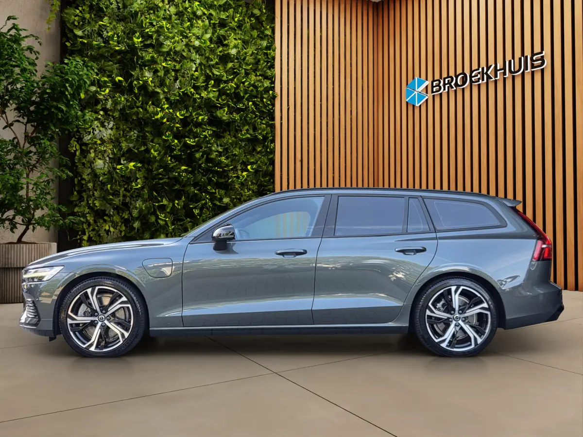 2.0 T6 Plug-in hybrid AWD Essential | R-Design | 19" Velgen | Trekhaak | Camera | Stuur/stoelverwarming | CarPlay