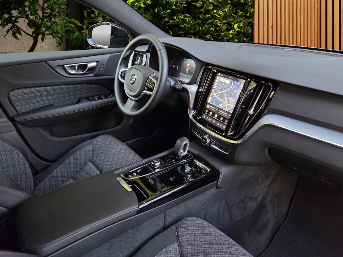 2.0 T6 Plug-in hybrid AWD Essential | R-Design | 19" Velgen | Trekhaak | Camera | Stuur/stoelverwarming | CarPlay