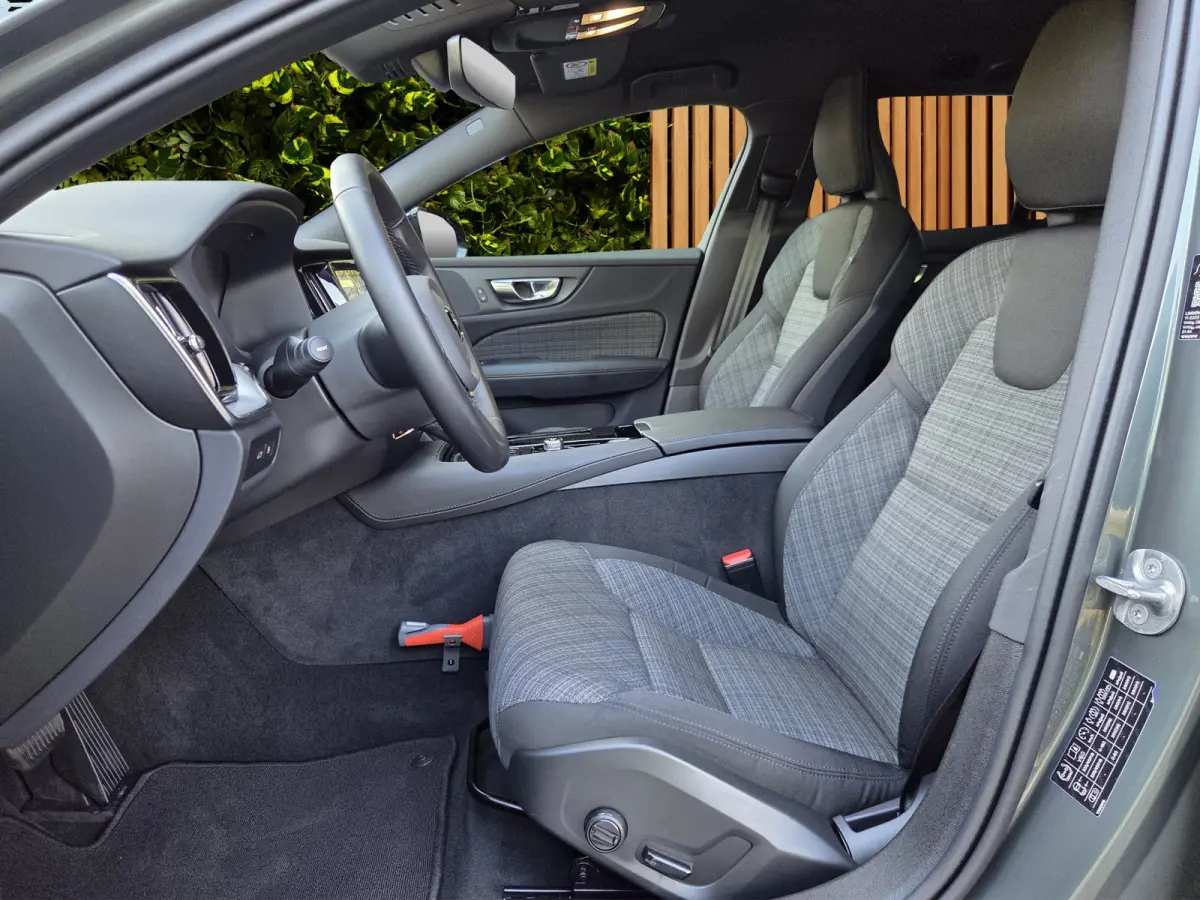 2.0 T6 Plug-in hybrid AWD Essential | R-Design | 19" Velgen | Trekhaak | Camera | Stuur/stoelverwarming | CarPlay