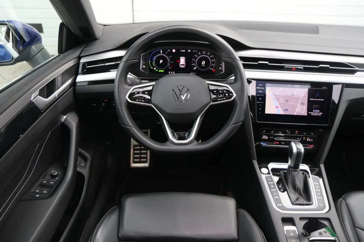 1.4 TSI eHybrid 218pk R-Line Business+ | SoH 92% | Trekhaak | Panoramadak | Achteruitrijcamera | Stoelverwarming | Navigatie | Lederenbekleding