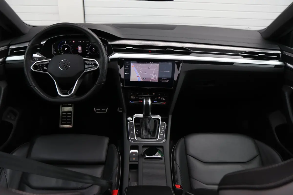 1.4 TSI eHybrid 218pk R-Line Business+ | SoH 92% | Trekhaak | Panoramadak | Achteruitrijcamera | Stoelverwarming | Navigatie | Lederenbekleding