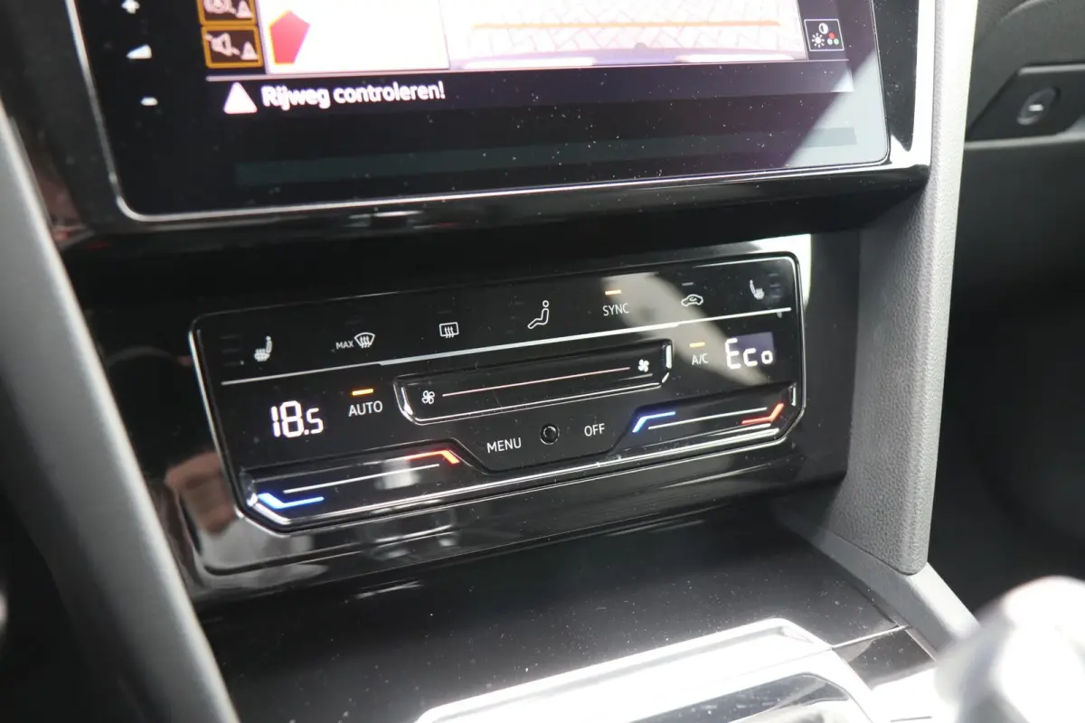 1.4 TSI eHybrid 218pk R-Line Business+ | SoH 92% | Trekhaak | Panoramadak | Achteruitrijcamera | Stoelverwarming | Navigatie | Lederenbekleding
