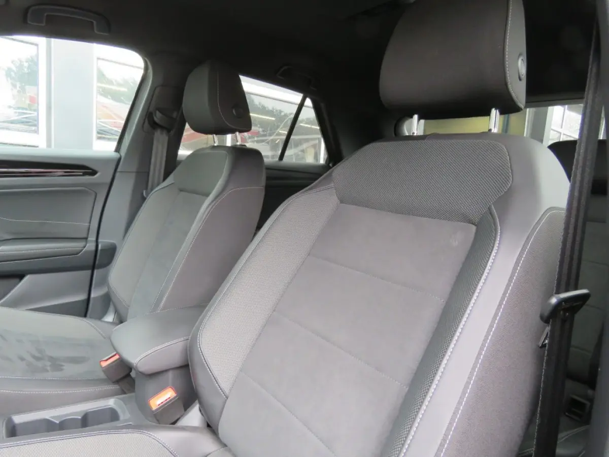 1.5 TSI 150pk DSG-aut. R-LINE / Trekhaak afn. / IQ Light / Camera / Stoelverw./ FABRIEKS garantie
